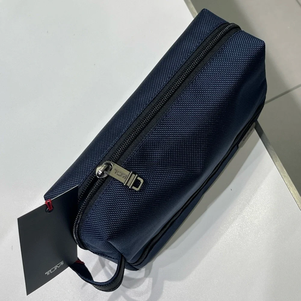 (new+tag) Tumi rare travel kit navy blue (unisex) large size 5”x8”x2.5”